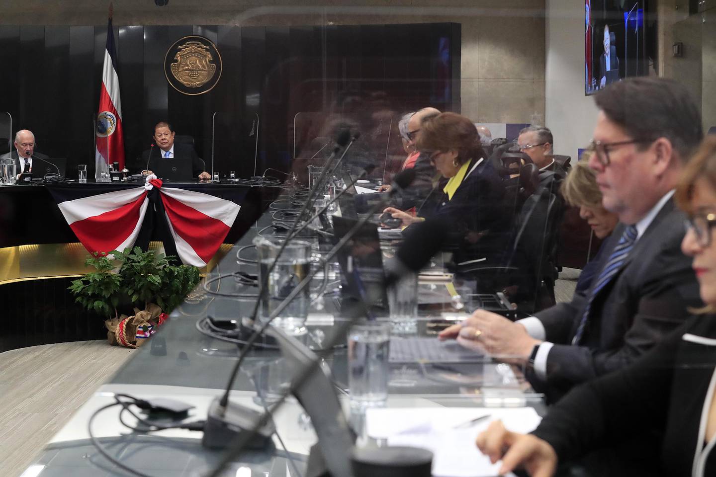 Personas sentadas en una mesa
Descripción generada automáticamente con confianza media